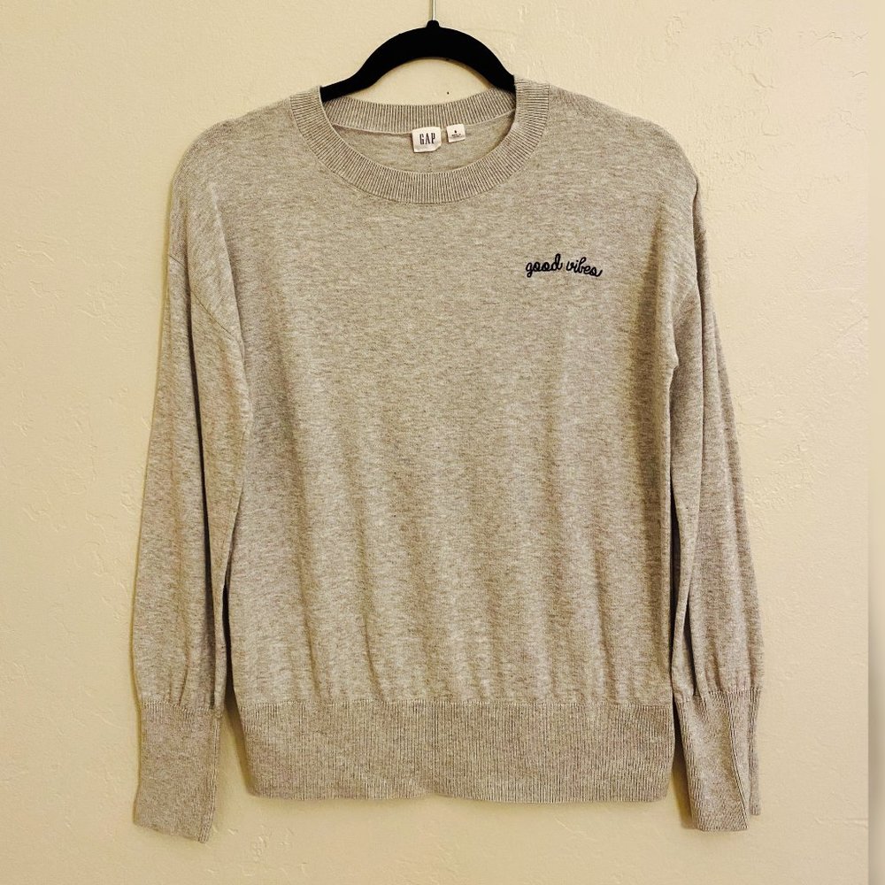✔  (SOLD) GAP Good Vibes Gray Long Sleeve Pull Over Sweater - Size Small